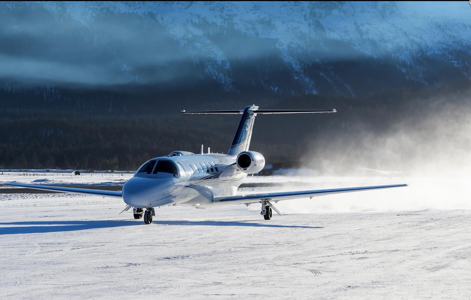 Citation CJ2 vor einer verschneiten Bergkulisse
